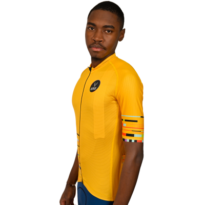 Camisola de ciclismo amarela com estampado colorido no braço