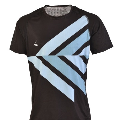 T-shirt preta com padrão azul claro e preto e logo EM3