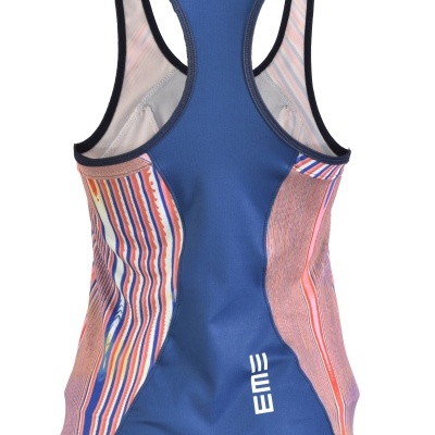 Camisola desportiva regata azul com padrões listrados coloridos e texto EMES