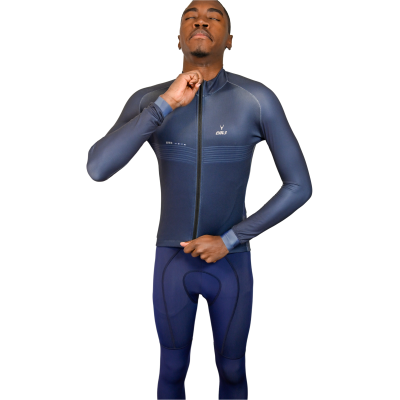 Homem a vestir conjunto desportivo azul escuro com casaco de fecho e calças justas