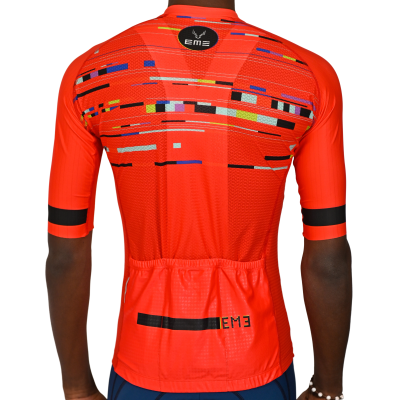 Camisola ciclismo laranja com padrão pixelado e texto EM3 nas costas