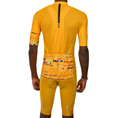 Conjunto de ciclismo amarelo com padrão geométrico colorido e zíper na camisola