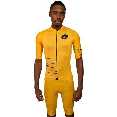 Conjunto de roupa ciclista masculina amarelo com padrões coloridos, camisola com fecho e calções acolchoados.