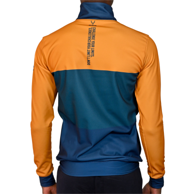 Casaco desportivo colorido com texto nas costas