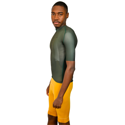 Homem a vestir equipamento desportivo com camisola verde escuro e calções amarelos