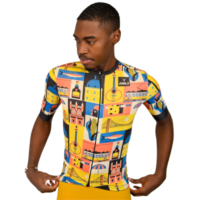 Camisola ciclismo colorida com estampado de edifícios, guitarras e barcos.