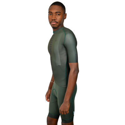 Homem com roupa desportiva verde escuro em fundo branco