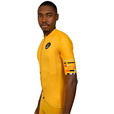 Homem com camisola de ciclismo amarela com padrão nas mangas