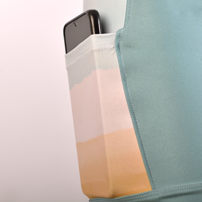 Bolsa ou mochila em tecido tons pastel com bolso lateral e telemóvel preto