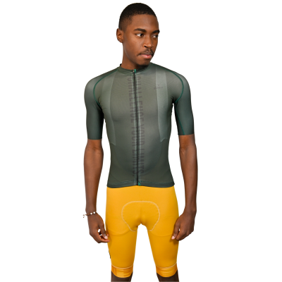 Homem com roupa de ciclismo verde e amarela sobre fundo branco