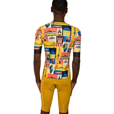 Pessoa a usar fato de ciclismo com camisola colorida e calções amarelos vista traseira