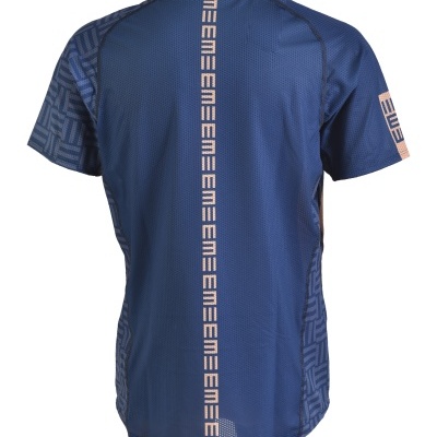 Camiseta desportiva azul escuro com padrão geométrico e faixa vertical clara