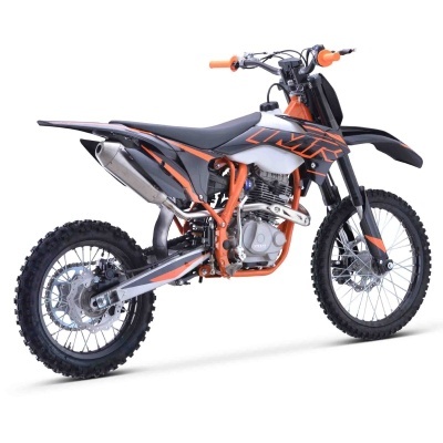 Motocross preta e laranja com pneus de terra