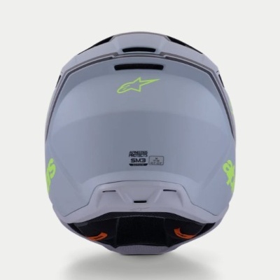 Capacete moto cinza com detalhes verdes visto de trás