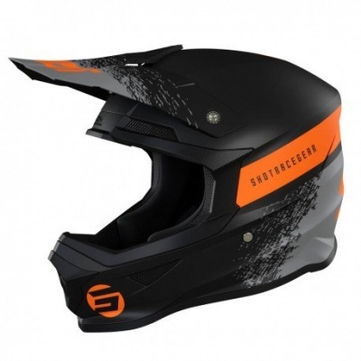 Capacete inteiro para motocross preto com detalhes laranja e cinza e texto SHOTRACEGEAR