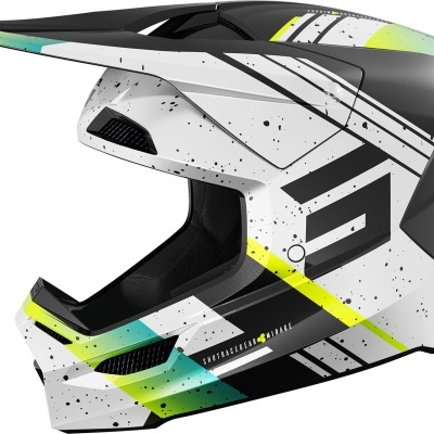 Capacete integral branco com padrões geométricos em preto, amarelo e verde