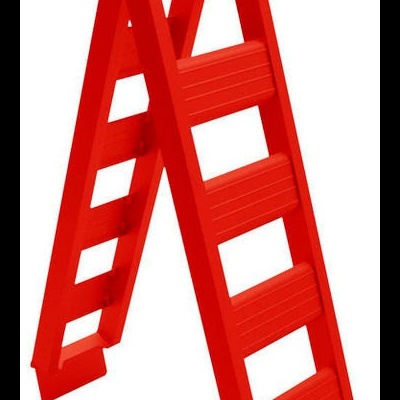 Escada vermelha de alumínio com seis degraus e apoios pretos