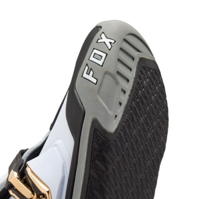 Sapatilha branca de ciclismo com sola preta e texto FOX