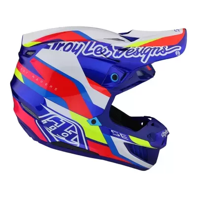 Capacete de motocross azul, branco, vermelho e amarelo com inscrições visíveis