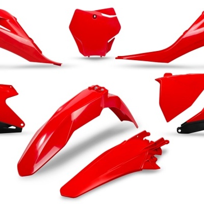 Carenagens vermelhas para moto em plástico vistas em fundo branco