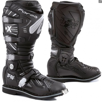 Botas de motocross pretas com detalhes cinzentos e texto branco, em fundo branco