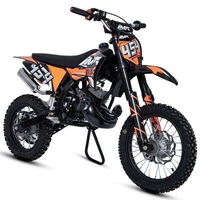 Motocross motorizada preta e laranja com número 491 e suporte de apoio