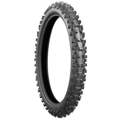 Pneu preto com padrão robusto e saliências quadradas para lama