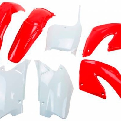 Peças plásticas vermelhas e brancas para moto sobre fundo branco