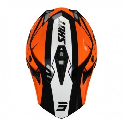 Capacete de motociclismo laranja, preto e branco com texto SHOT e número 3