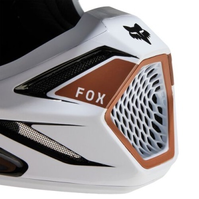 Parte de capacete branco com detalhes castanho e texto FOX