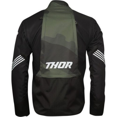 Casaco de motociclismo preto com capa verde camuflada com texto THOR nas costas