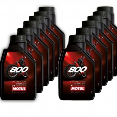 Dez frascos pretos de óleo para motor Motul 800 com rótulos vermelhos.