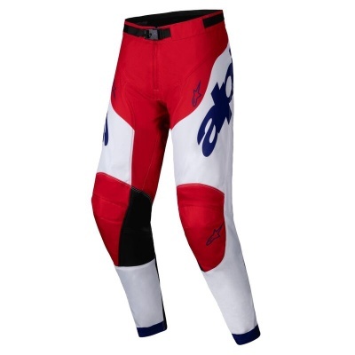 Calças de motocross vermelhas, brancas e azuis com reforços pretos nos joelhos