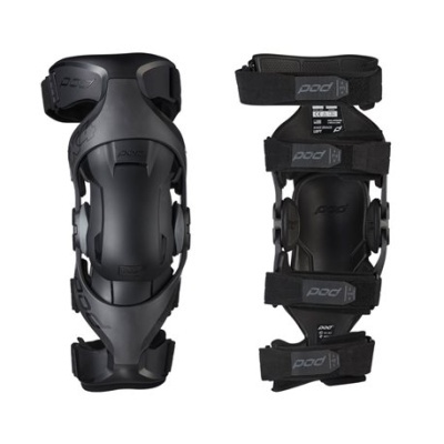 Par de joelheiras pretas com tiras de velcro e proteções rígidas