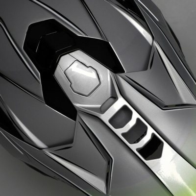 Capacete cinza escuro metálico com detalhes pretos e design angular futurista