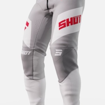 Calças desportivas cinzentas e brancas com texto e logotipos.