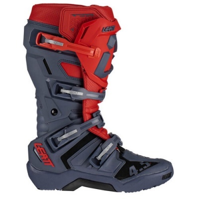 Bota de motocross preta e vermelha com fivelas e texto LEATT