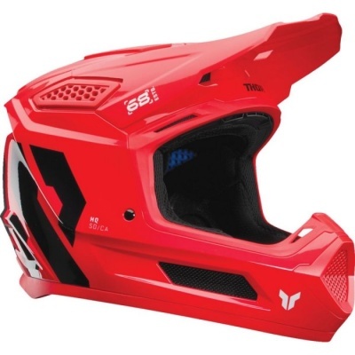 Capacete integral vermelho com detalhes pretos e texto branco, design ventilado