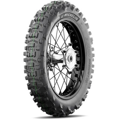 Pneu Michelin para moto com desenho off-road e aro preto com raios metálicos