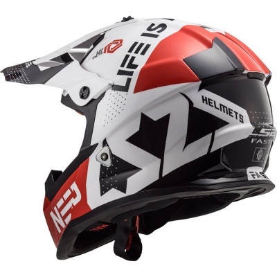 Capacete de motocross vermelho, branco e preto com textos LIFE IS, HELMETS e FAST