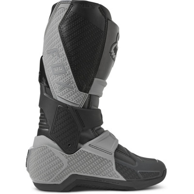 Botas de motocross cinzentas e pretas com texto FLEX na lateral