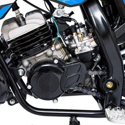 Motor de moto preto e metálico com corrente e cabo verde