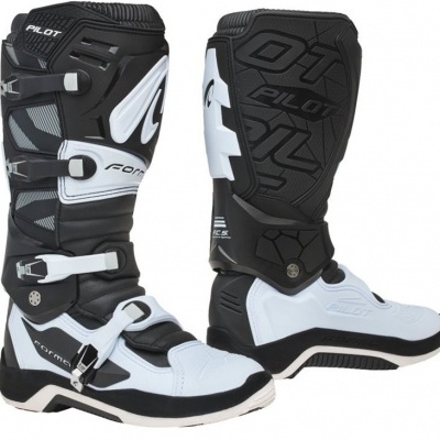 Bota motard preta e branca com fivelas e velcro