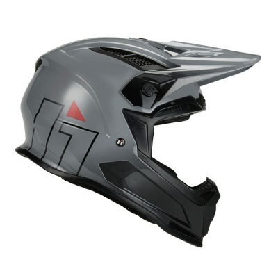 Capacete integral cinzento e preto para motocross com triângulo vermelho