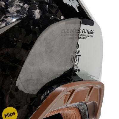Capacete com visor transparente e selo amarelo Mips