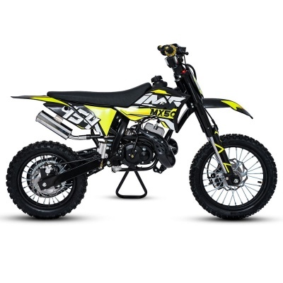 Moto de cross infantil preta e amarela com pneus off-road