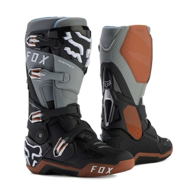 Botas de motocross preto, cinzento e castanho com fechos metálicos e texto FOX