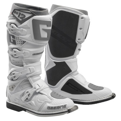 Botas de motocross brancas e cinzentas com fivelas ajustáveis e texto 'GEAR12'
