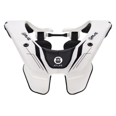 Protetor de ombros branco e preto com texto ATLAS