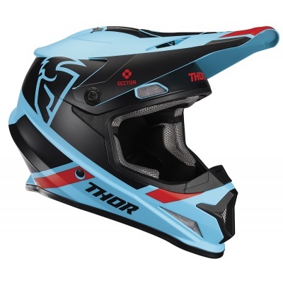 Capacete integral motocross azul claro, preto e vermelho com inscrições THOR e SECTOR
